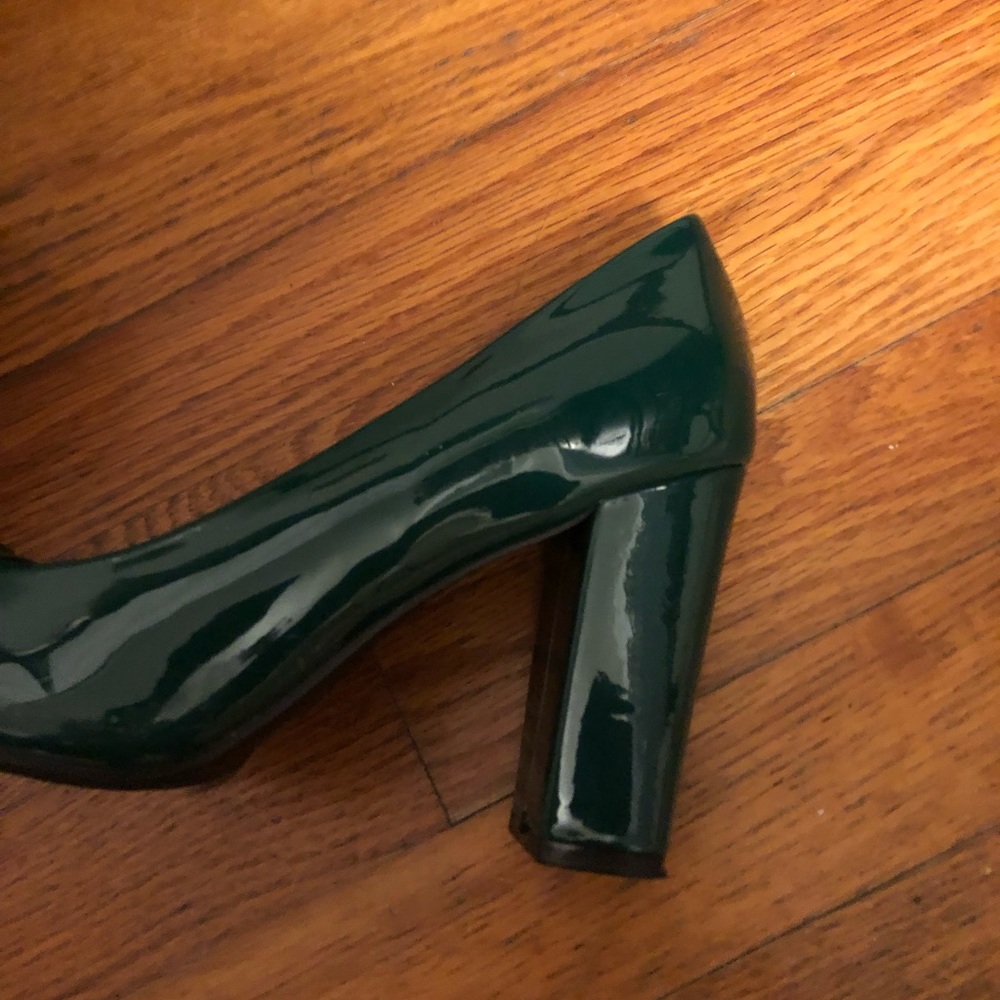 Elegant Green Patent Leather Pumps - Picture 3 of 5